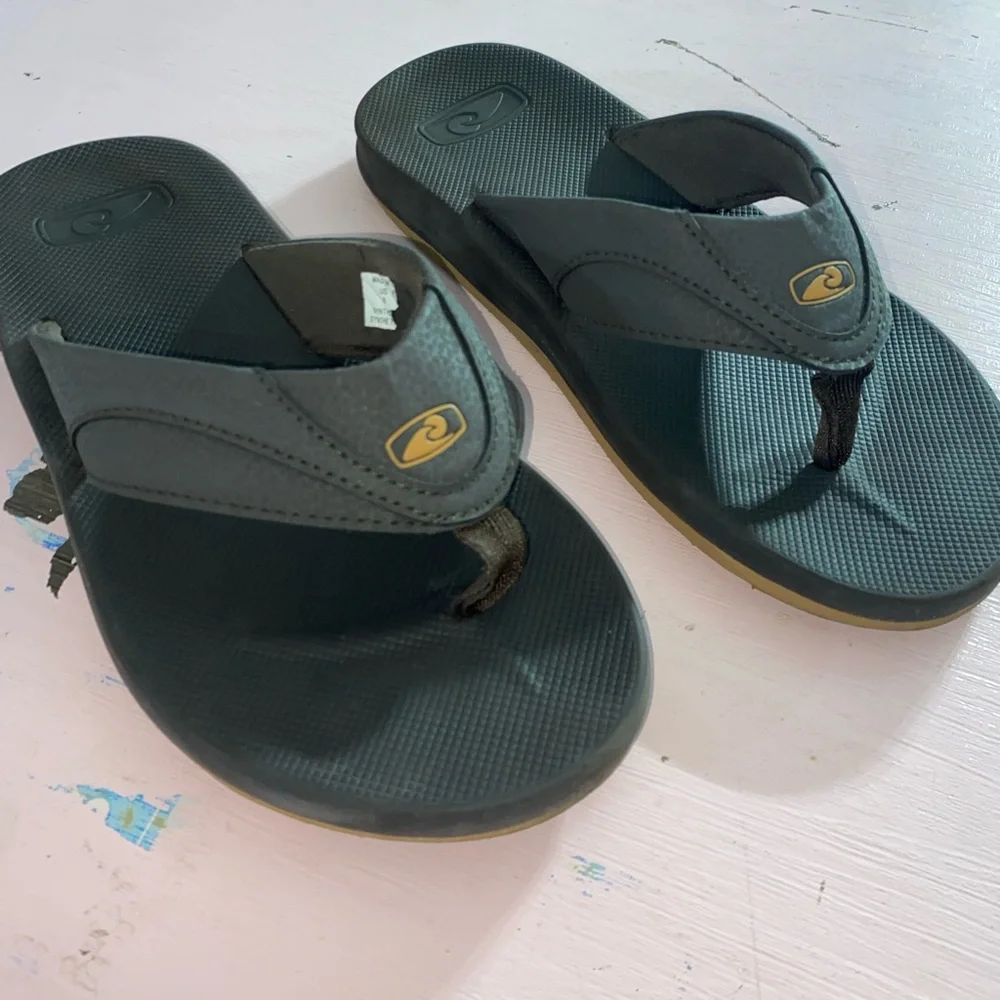 Men’s 9 Like New Hawaiian Performance Surfwear Flip Flops Dark Neutral Casual